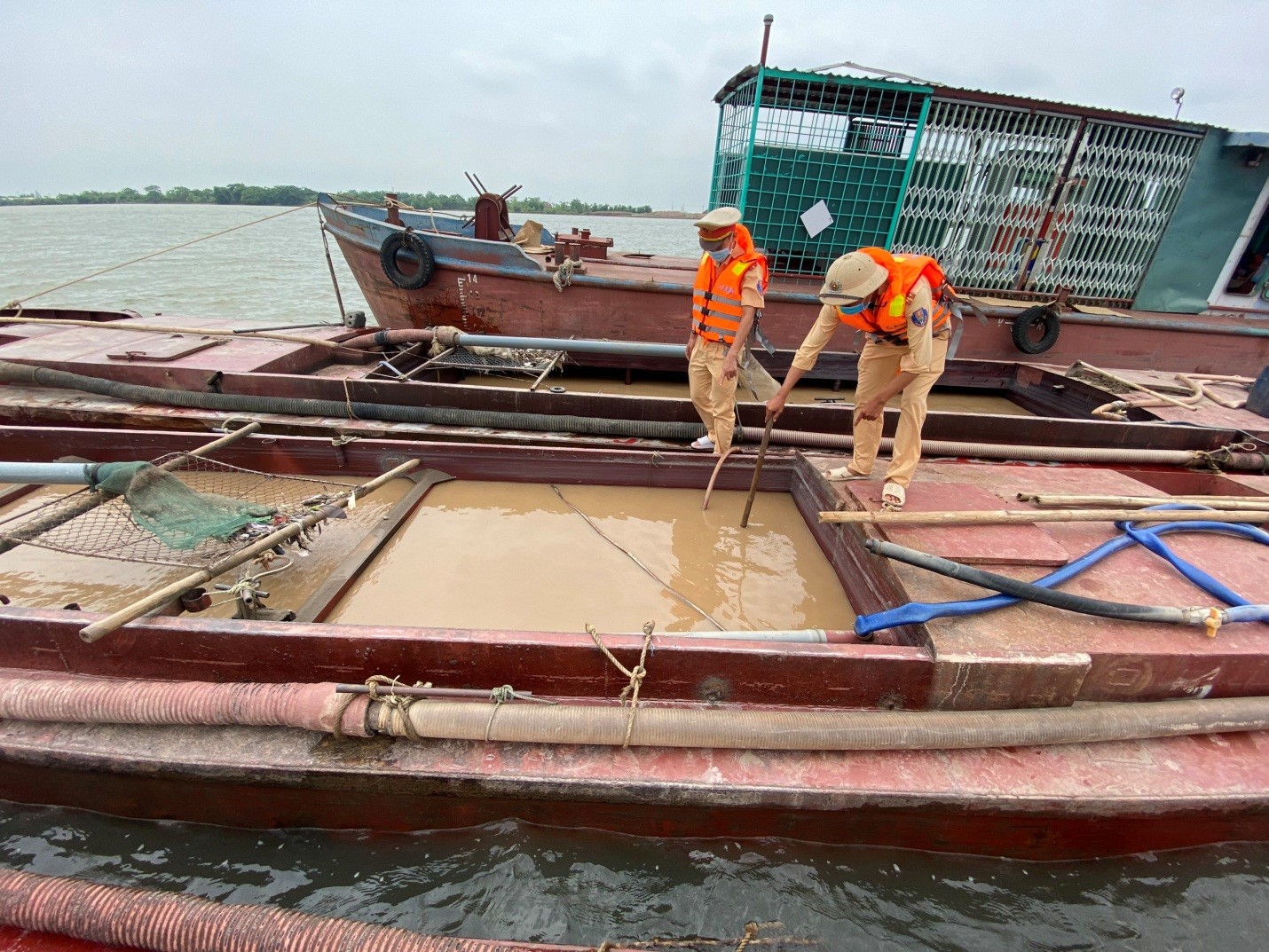 Ninh Bình: Tăng cường tuần tra, kiểm soát và xử lý nghiêm các đối tượng khai thác cát trái phép trên tuyến sông Đáy